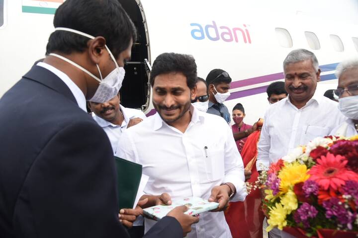 సీఎం జగన్ కు స్వాగతం పలుకుతున్న చిత్తూరు జిల్లా కలెక్టర్ హరినారాయణన్