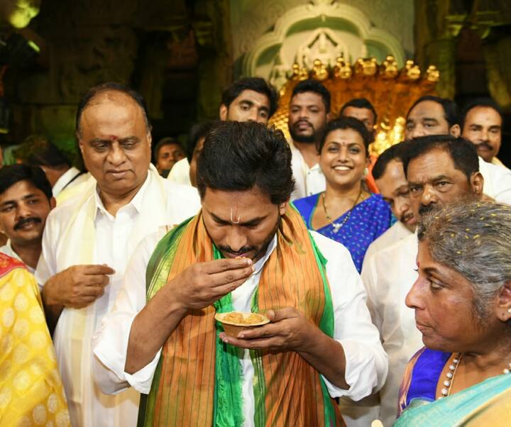 శ్రీవారి దర్శనం అనంతరం ప్రసాదం స్వీకరిస్తున్న సీఎం జగన్