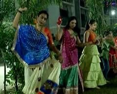 રાજ્યના પાટનગરમાં શેરી ગરબાની ધૂમ, ખેલૈયાઓ અનોખા આકર્ષક અંદાજમાં ગરબે ઘૂમ્યાં