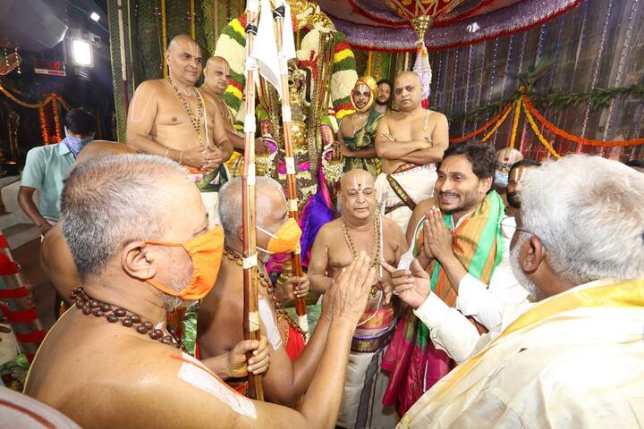 చిన్న జీయంగార్ , పెద్ద జీయంగార్ స్వాముల ఆశీర్వాందం తీసుకుంటున్న సీఎం జగన్