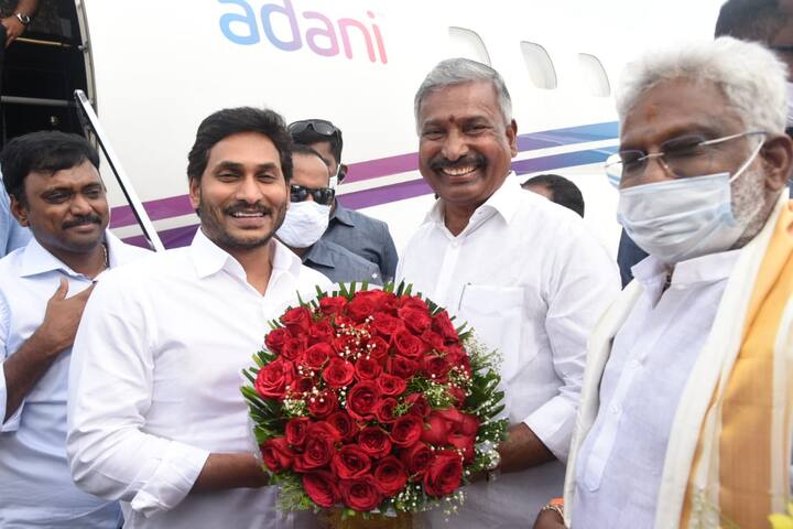 సీఎం జగన్ కు స్వాగతం పలికిన మంత్రి పెద్దిరెడ్డి రామచంద్రారెడ్డి