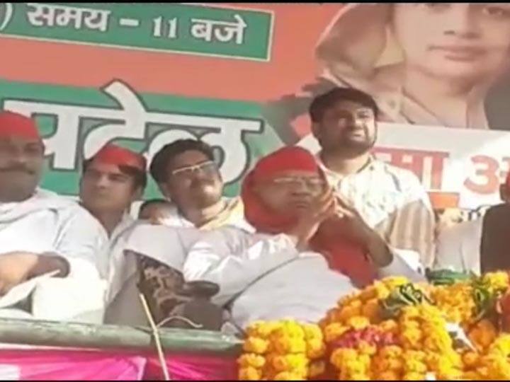 SP leader Naresh Uttam Patel slip of tongue says Akhilesh Yadav destroyed farmers ANN मंच पर सोते रहे सपा प्रदेश अध्यक्ष नरेश उत्तम, फिर बोले- अखिलेश ने किसानों को तबाह कर दिया