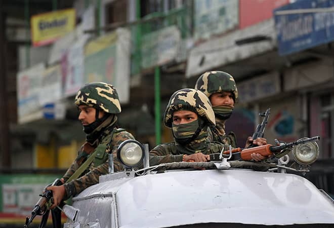 जम्मू कश्मीर: छह दिनों में सात लोगों की हत्या के बाद बड़ा एक्शन, सुरक्षाबलों ने 700 लोगों को हिरासत में लिया 