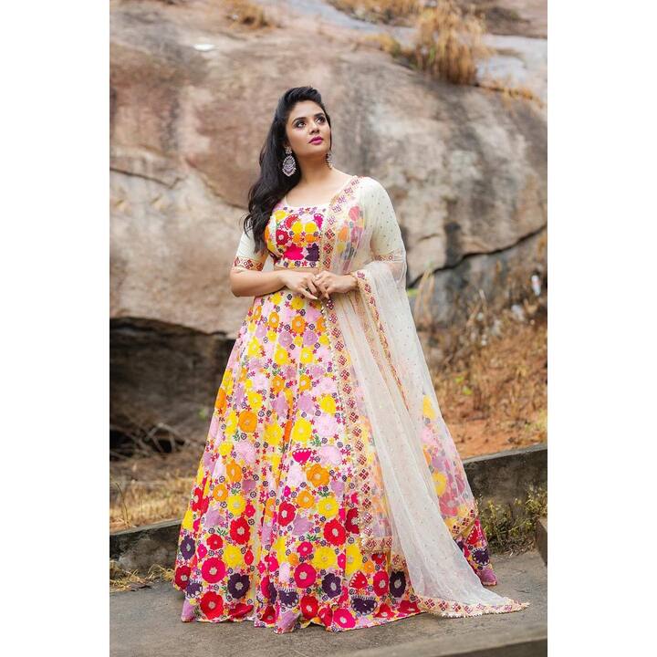 (Image credit: Instagram) యాంకర్ శ్రీముఖి అందాల ఫోటోలు