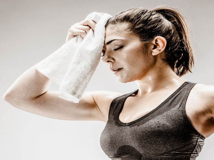 sweating and smelling body odor cause follow home remedies Health Tips : उन्हाळ्यात अंगाला घामाचा वास येतोय? फॉलो करा या घरगुती टिप्स