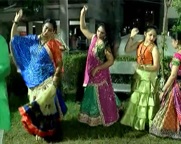 ગાંધીનગરમાં શેરી ગરબાનો રંગ, ચોથા નોતરે ખેલૈયા ઘૂમ્યાં