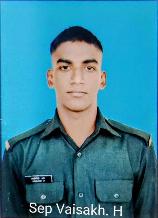 पांच जवानों में केरल के वैशाख एच भी शामिल हैं. पूंछ एनकाउंटर में वैशाख भी शहीद हो गए.