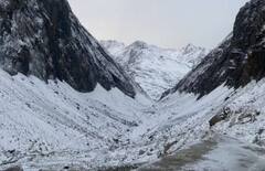 Snowfall in Jammu Kashmir: ਜੰਮੂ-ਕਸ਼ਮੀਰ 'ਚ ਸੀਜ਼ਨ ਦੀ ਪਹਿਲੀ ਬਰਫਬਾਰੀ ਦਾ ਖੂਬਸੂਰਤ ਨਜ਼ਾਰਾ, ਵੇਖੋ ਸ਼ਾਨਦਾਰ ਤਸਵੀਰਾਂ