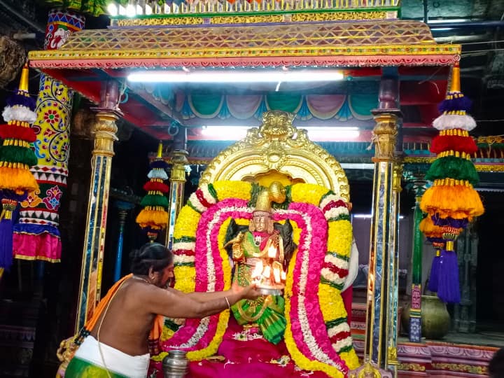 7. ஆண்டாளுக்கு தீபாராதனை
