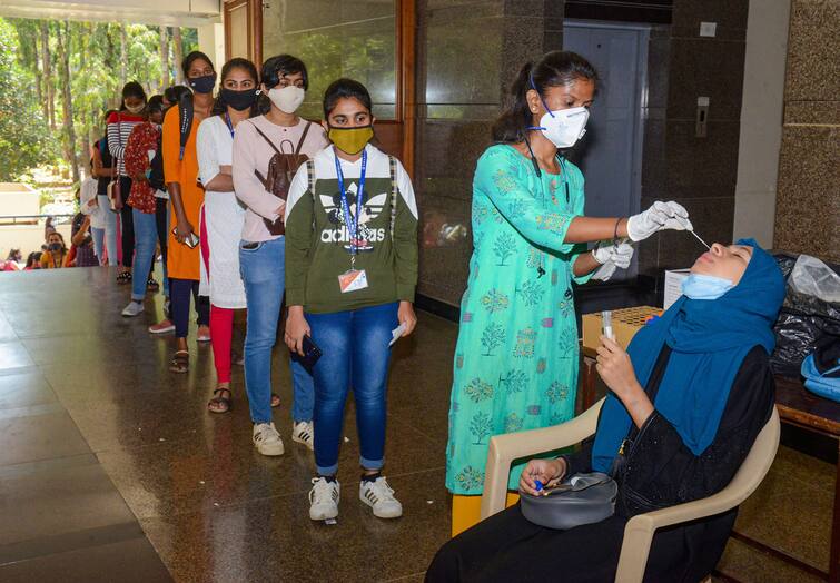 India reports 15981 new COVID cases 17861 recoveries and 166 deaths in last 24 hours  Coronavirus India Updates : देशात गेल्या 24 तासात 15 हजार 981 नव्या रुग्णांची नोंद तर 166 लोकांचा मृत्यू  