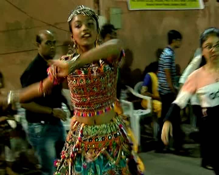 ચોથા નોરતે ખેલાયાઓએ અવનવા સ્ટેપ સાથે લીધા ગરબા
