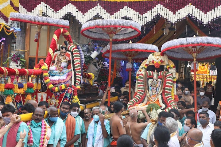 Lord Venkateshwara appeared in mohini avataram శ్రీవారి సాలకట్ల బ్రహ్మోత్సవాలు.. మోహిని రూపంలో దర్శనమిచ్చిన స్వామివారు