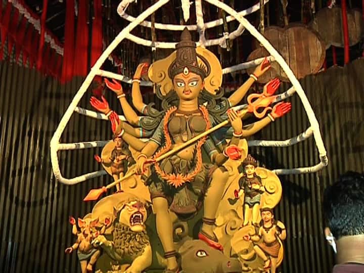 ‘চিন্তনে সেরা’ হিন্দুস্তান পার্ক। হিন্দুস্তান পার্কের পুজোর এবার ৯১ বছরে পা। থিম উন্মোচন। মরচে ধরা মণ্ডপ, তারই মধ্যে থরে থরে সাজানো প্লাস্টিকে ঢাকা প্রতিমা। একমাত্র উন্মোচিত দুর্গা। পুজো উদ্যোক্তারা বোঝাতে চেয়েছেন, করোনা আবহে কোথাও যেন থমকে গিয়েছে সময়। মানুষ চেয়েও বের হতে পারছে না। বিষয় ভাবনার অভিনবত্বে এবার চিন্তনে সেরা হিন্দুস্তান পার্ক।