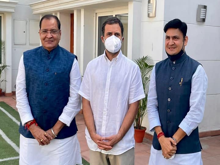 Uttarakhand Minister And BJP leader Yashpal Arya and BJP MLA Sanjeev Arya joins Congress, Anil Baluni ANN Uttarakhand: कांग्रेस ने एक विधायक के बदले तोड़े बीजेपी के दो MLA, तीसरे को साथ ले गए बलूनी