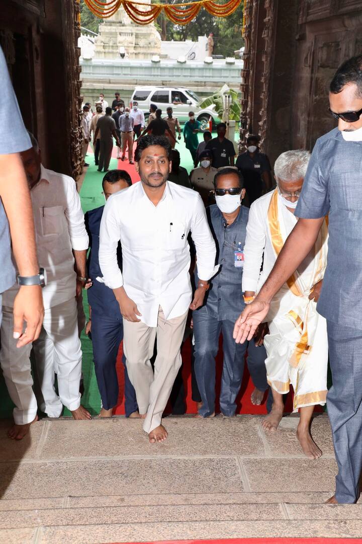 తిరుపతిలోని అలిపిరి నుండి తిరుమల జిఎన్సి టోల్ గేట్ వరకు పునర్నిర్మించిన నడకమార్గం పైకప్పును సోమవారం ముఖ్యమంత్రివర్యులు గౌ|| శ్రీ వైఎస్.జగన్మోహన్రెడ్డి ప్రారంభించారు.