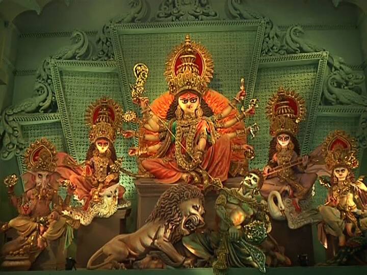 ‘রূপায়ণে সেরা’ বেলগাছিয়া কেন্দ্রীয় সর্বজনীন। ৯৪ বছরের পুজোর বিষয় ভাবনা, সংহতি। কৃষ্ণের জীবন-গাথার পাশাপাশি মণ্ডপ সজ্জায় ফুটিয়ে তোলা হয়েছে দেশের বিভিন্ন জনগোষ্ঠীর সাংস্কৃতিক ঐতিহ্য। রূপায়ণে সেরার শারদ আনন্দ সম্মান পেল বেলগাছিয়া কেন্দ্রীয় সর্বজনীনের পুজো।