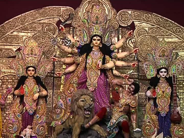 ‘রূপকল্পে সেরা’ সন্তোষ মিত্র স্কোয়ার। রাজস্থানের জয়পুরের লক্ষ্মী-নারায়ণ মন্দির। মার্বেলে তৈরি সেই মন্দিরের আদলে সন্তোষ মিত্র স্কোয়ারে তৈরি হয়েছে পুজো মণ্ডপ। সাদা কাপড়ের ওপর আলোর প্রতিফলনে যে কেউ সেটাকে মার্বেলের মন্দির বলে ভাবতে পারেন। আর এমন চমক দিয়েই এবিপি আনন্দর রূপকল্পে সেরা পুজোর শারদ আনন্দ সম্মান ছিনিয়ে নিয়েছে সন্তোষ মিত্র স্কোয়ার। এবার তাদের পুজো ৮৬ বছরে পড়ল।