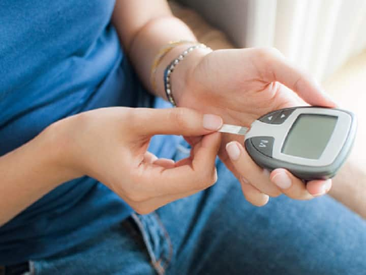 If you use Glucometer to check diabetes, then you will have to ignore these things જો તમે ડાયાબિટીસ ચેક કરવા માટે ગ્લુકોમીટરનો ઉપયોગ કરો છો, તો આ બાબતો અવગણવી ભારે પડશે