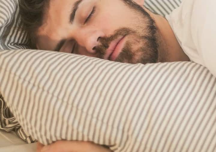 Foods That Help or Harm Your Sleep Slideshow Night Sleep: రాత్రి పడుకునే ముందు వీటిని అస్సలు తీసుకోకండి... మంచి నిద్ర కోసం ఏం చేయాలి?