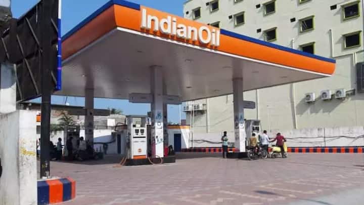 Petrol Diesel Price Today 12 October 2021 know rates fuel price in your city Telangana Andhra Pradesh Amaravati Hyderabad Petrol-Diesel Price, 12 October: మళ్లీ షాక్! నానాటికీ పెరుగుతున్న ఇంధన ధరలు.. నేడు మీ నగరంలో ఇలా..