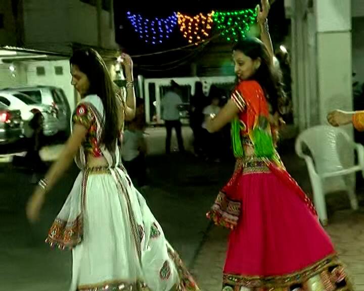 સુરતની ગિરિરાજના સોસાયટીના શેરી ગરબાની તસવીર