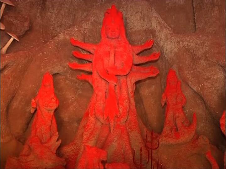 ‘উপকরণে সেরা’ হরিদেবপুর নিউ স্পোর্টিং। হরিদেবপুর নিউ স্পোর্টিংয়ের পুজোর বয়স ১৬ বছর। এবারের থিম, বল্মীক। গোটা মণ্ডপটাই উইয়ের ঢিপি। মণ্ডপের সঙ্গে সামঞ্জস্য রেখেই তৈরি প্রতিমা। উপকরণে সেরার শারদ আনন্দ সম্মান পেল হরিদেবপুর নিউ স্পোর্টিং।