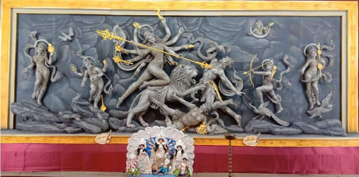 ষষ্ঠীতে সপরিবারে উমার পিতৃগৃহে আগমনের দিন৷ বোধনের পর দেবীর অধিবাস৷ বিল্ববৃক্ষের তলায় দেবীর আরাধনা৷ গণেশ, কার্তিক, লক্ষ্মী, সরস্বতী সপরিবারে একরাত সেখানেই থাকবেন মা দুর্গা৷ সপ্তমীর সকালে পা দেবেন বাপের বাড়িতে৷ রীতিমত শুচিশুদ্ধ হয়ে।