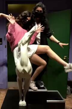 Kapoor Sisters New York Trip: न्यूयॉर्क में एक दूसरे के साथ क्वालिटी टाइम स्पेंड करते नजर आईं कपूर सिस्टर्स, देखें तस्वीरें