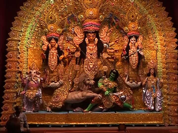 ‘সাবেকিয়ানায় সেরা (দক্ষিণ)’ ম্যাডক্স স্কোয়ার। সোনালি ডাকের সাজে সজ্জিতা বিশাল প্রতিমা, সঙ্গে নজরকাড়া ঝাড়বাতি। ঐতিহ্যের ধারা বজায় রেখে এবারের সাবেকিয়ানায় সেরা (দক্ষিণ) শারদ আনন্দ সম্মান পেল ম্যাডক্স স্কোয়ার। এবার পুজোর ৮৬তম বছর।