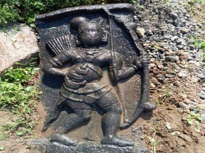 in madurai Discovery of a 15th century AD archers sculpture! மதுரையில் 15ஆம் நூற்றாண்டை சேர்ந்த வில் வீரனின் நடுகல் கண்டுபிடிப்பு...!