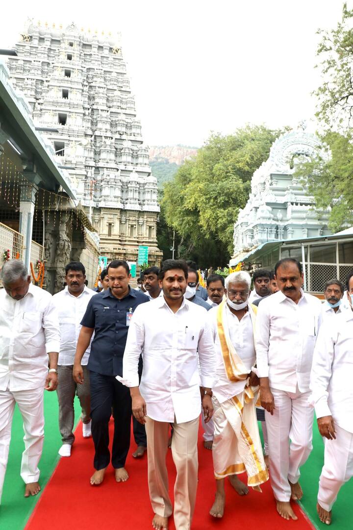 ముందుగా అలిపిరి పాదాల మండపం వద్ద గౌ|| ముఖ్యమంత్రికి టిటిడి ధర్మకర్తల మండలి అధ్యక్షులు శ్రీ వైవి.సుబ్బారెడ్డి, అదనపు ఈవో శ్రీ ఎవి.ధర్మారెడ్డి, జెఈవో శ్రీమతి సదా భార్గవి కలిసి పుష్పగుచ్ఛాలు అందించి స్వాగతం పలికారు.