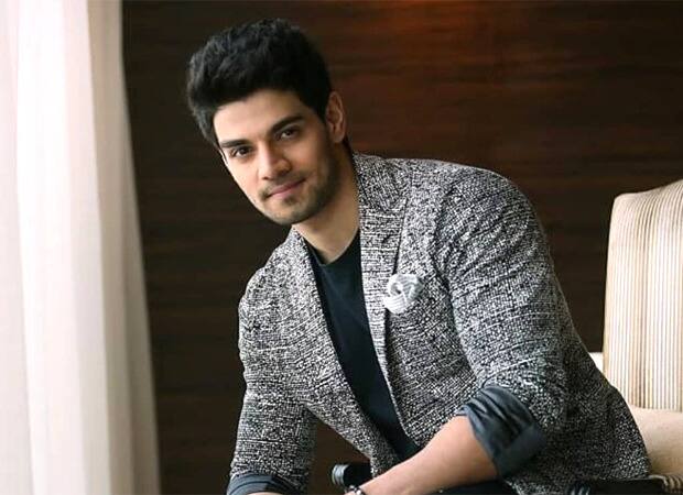 Sooraj Pancholi: आदित्य पंचोली के बेटे सूरज पंचोली का नाम जिया खान के सुसाइड बाद खूब चर्चा में रहा. इतना ही नहीं जिया की मां ने सूरज पर उनकी बेटी का हत्यारा होने का आरोप लगाया. वह केस को कोर्ट तक भी ले गई थी लेकिन उसके मुताबिक सूरज कभी समय पर कोर्ट नहीं पहुंचते थे.