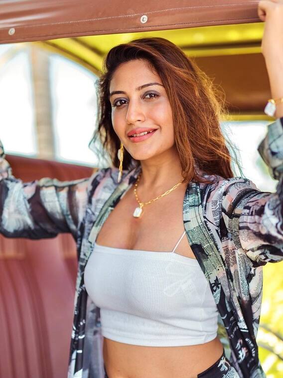 एक्ट्रेस सुरभि चंदना की ग्लैमरस तस्वीरें