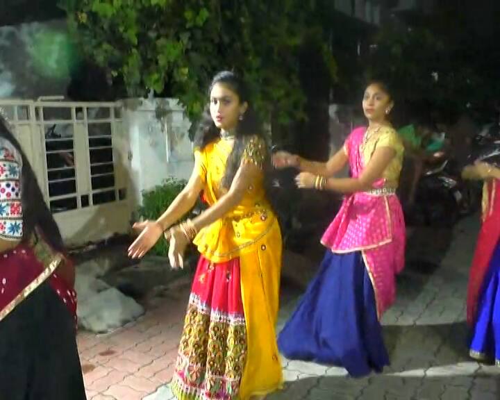 આકર્ષક ડાન્સ મૂવ્સે ગરબામાં કરી જમાવટ