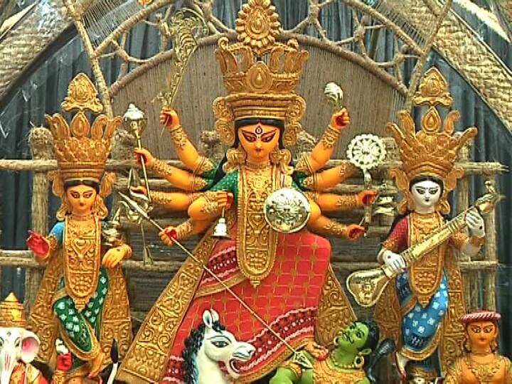 অতিমারী সঙ্কটের মধ্যেই উমার আরাধনায় ব্যস্ত বাঙালি। একঘেয়েমি থেকে মুক্তি পেতে উৎসবের আনন্দে সামিল হয়েছে গোটা রাজ্য। এই জেগে ওঠার মাঝেই খুঁজে নেওয়া সেরা পুজো। বিষয় ভাবনার বৈচিত্রকে কুর্নিশ জানাতে সেরা পুজোগুলিকে দেওয়া হল এবিপি আনন্দর শারদ আনন্দ সম্মান। ‘কাব্যপ্রয়োগে সেরা’ জগৎ মুখার্জি পার্ক। ৮৫ বছরের পুজোর বিষয় ভাবনা, বিচ্ছিন্নতা। করোনা আবহে প্রাসঙ্গিক হয়ে উঠেছে কবি শঙ্খ ঘোষের লেখা পংক্তি, আয় আরও হাতে হাত রেখে, আয় আরও বেঁধে বেঁধে থাকি। কাব্যপ্রয়োগে সেরার শারদ আনন্দ সম্মান ছিনিয়ে নিল জগৎ মুখার্জি পার্কের পুজো।