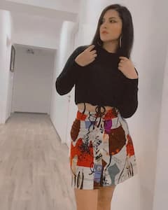 મિની સેક્સી સ્કર્ટ પહેરીને હૉટ એક્ટ્રેસે પતિ સાથે આપ્યા બ્યૂટીફૂલ પૉઝ, તસવીરોમાં જુઓ અંદાજ