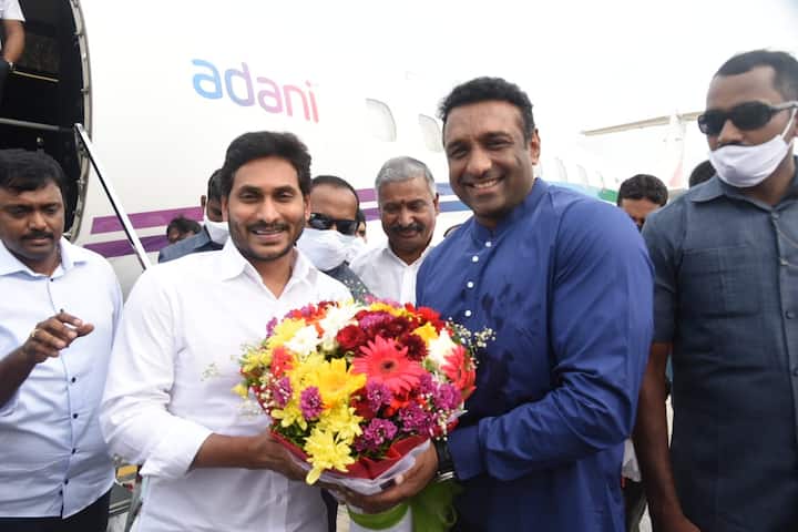 సీఎం జగన్ కు పుష్పగుచ్ఛంతో స్వాగతం పలికిన మంత్రి మేకపాటి గౌతం రెడ్డి
