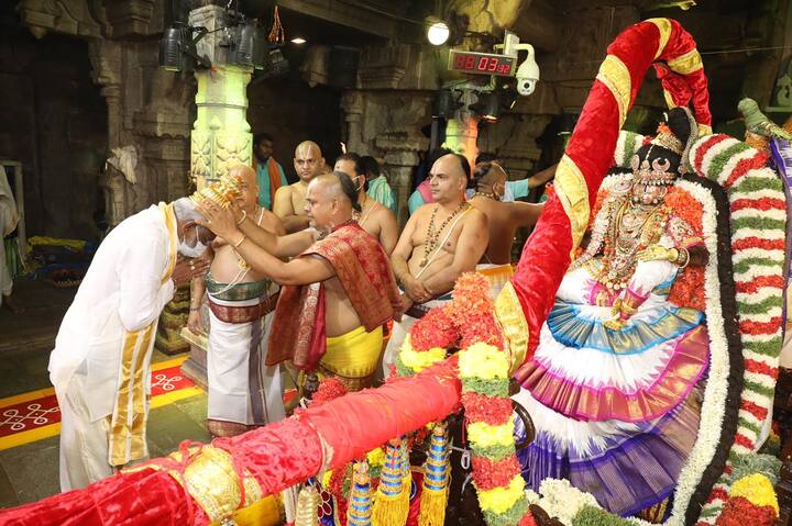 బ్రహ్మోత్సవాల  సందర్భంగా మోహిని అవతారం లో దర్శనమిచ్చిన మలయప్ప స్వామి