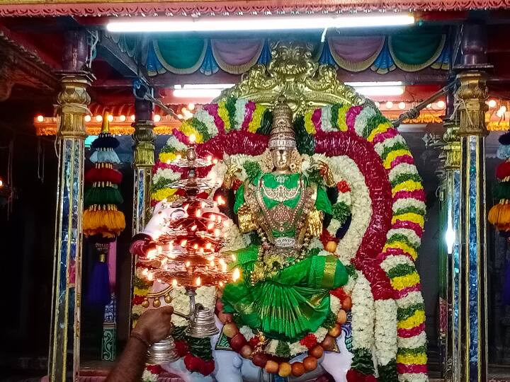 பராசக்தி அம்மன் ரிஷப வாகன அலங்காரத்தில்   உள்ள  அம்மனுக்கு அடுக்கு தீபாராதனை