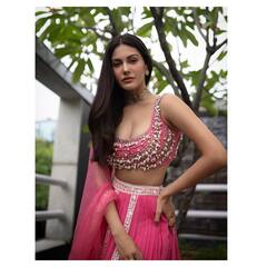 Amyra Dastur Photos: गुलाबी रंग के ट्रेडिशनल आउटफिट में दिखा अमायरा दस्तूर का बेहद खूबसूरत अंदाज, देखें तस्वीरें