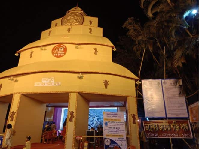 প্রতিমা নির্মাণ করেছেন রাষ্ট্রীয় পুরস্কার প্রাপ্ত শিল্পী। শুধু পুজো নয় বছর পর একাধিক সামাজিক কর্মসূচি গ্রহণ করেছে এই ক্লাব।