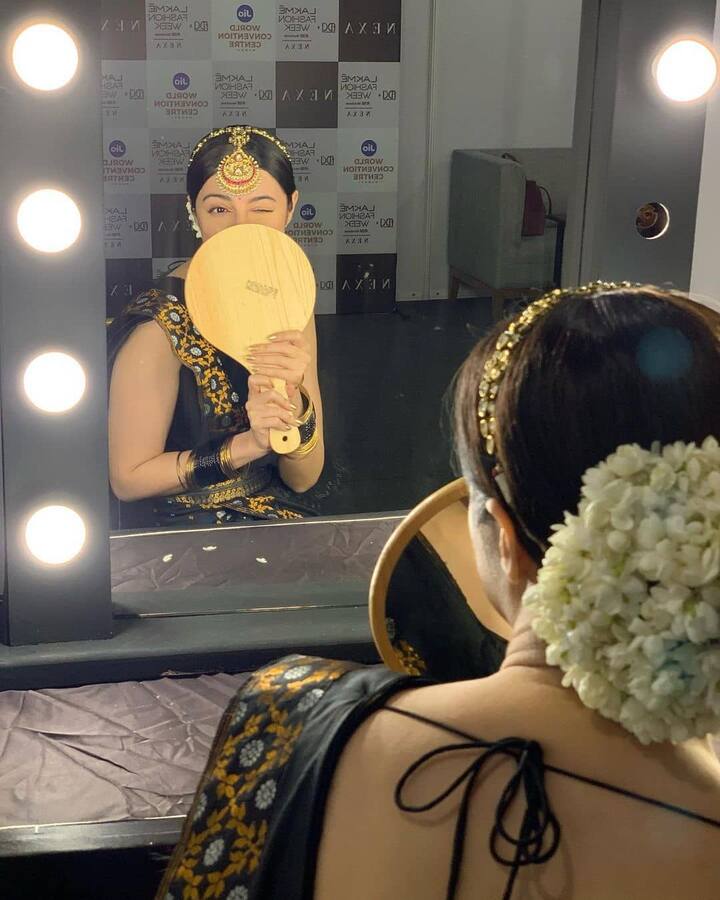 इसके साथ ही बालों का बन बनाकर सफेल फूलों का गजरा उनके इस लुक में खूब जान डाल रहा था.
