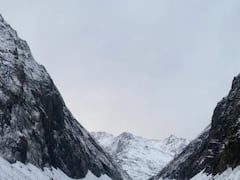 Kashmir Snowfall : કાશ્મીરમાં સિઝનનો પહેલો બરફવર્ષાનો જુઓ સુંદર અંદાજ, ઘાટીમાં નીચે ઉતર્યો પારો