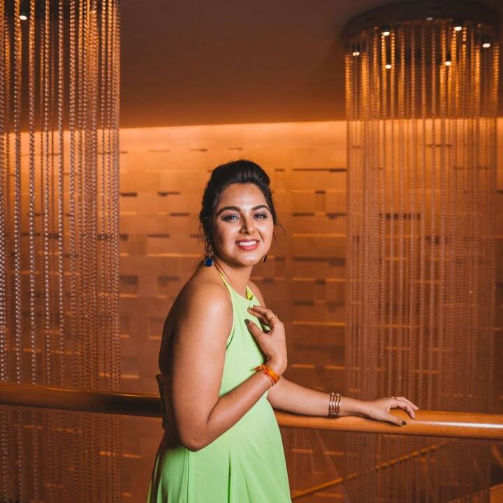 (Image credit: Instagram) మోనాల్ ను చూస్తే అమాయకత్వం, కలగలిసిన ఫీలింగ్ కనిపిస్తుంది.