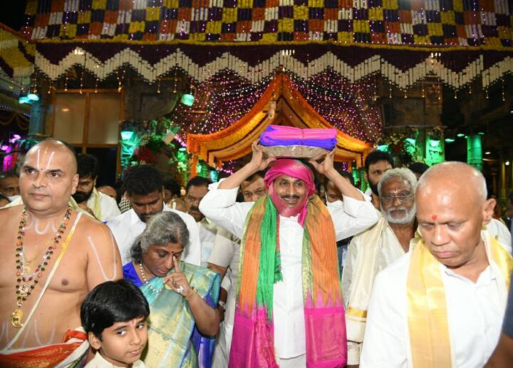 పట్టువస్త్రాలు తీసుకోస్తున్న సీఎం జగన్ ఆయన వెంటే టీటీడీ అధికారులు, మంత్రులు