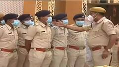 Durga Puja 2021: প্রতিমার গায়ে ৪৫ কেজি সোনা! শ্রীভূমিতে ভিড় সামলাতে মোতায়েন প্রচুর পুলিশ | Bangla News