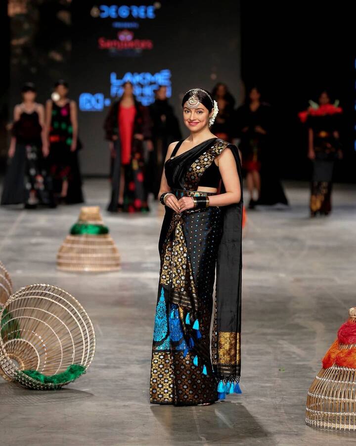 इस दौरान शो स्टॉपर दिव्या खोसला कुमार ब्लैक साड़ी में फेस्टिव ट्रेडिशनल लुक फ्लॉन्ट करती दिखाई दीं. दिव्या का इस लुक के चर्चे सोशल मीडिया पर खूब हो रहे हैं.