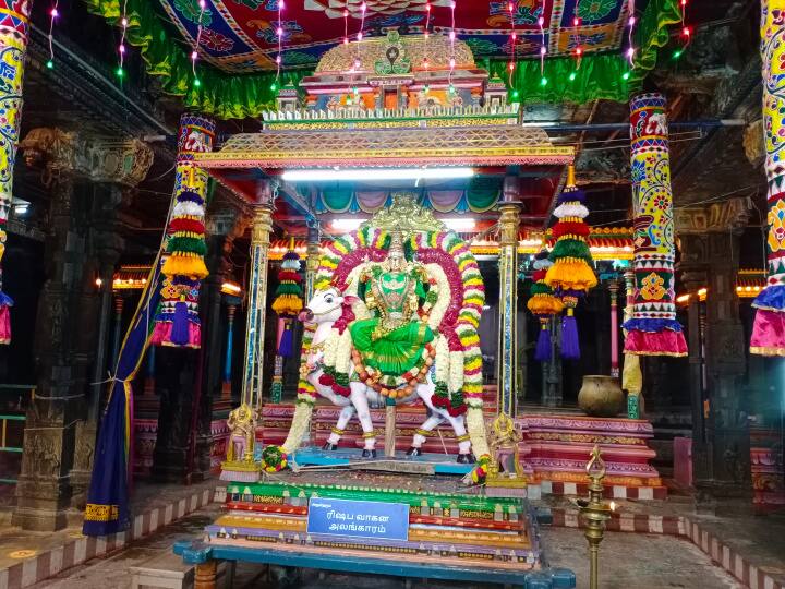 அலங்கரிக்கப்பட்ட கண்ணாடி மேடையில் காட்சியளிக்கும்  ரிஷப வாகன அலங்காரத்தில் காட்சியளிக்கிறார்