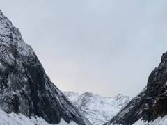 Kashmir Snowfall Photos: कश्मीर में सीजन की पहली बर्फबारी के देखें खूबसूरत नजारे, घाटी में गिरा पारा