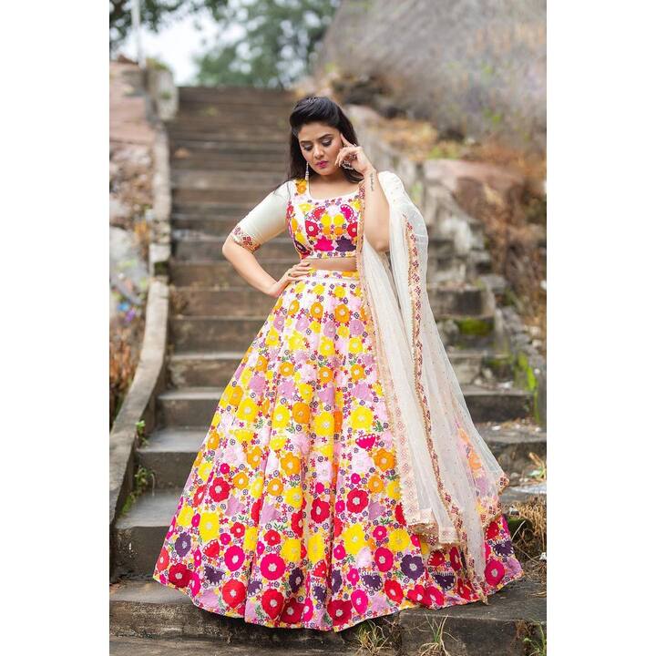 (Image credit: Instagram) పూల లెహెంగాలో అప్పుడు విరిసిన అందమైన పూవులా ఉంది రాములమ్మ.